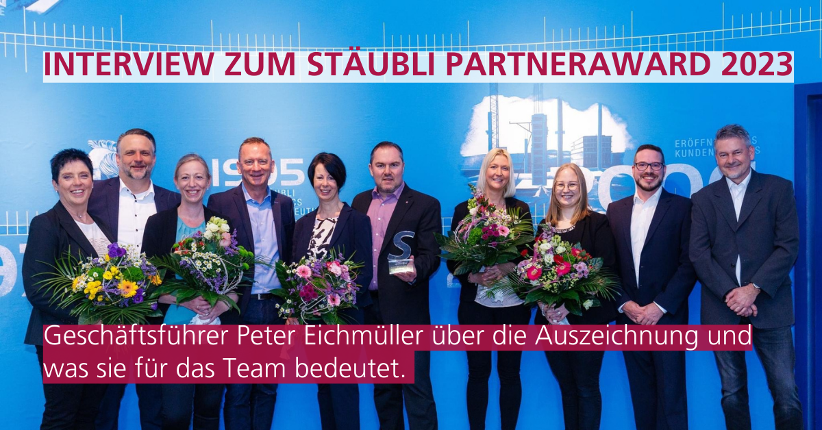 Das Team von communicall mit Geschäftsführer Peter Eichmüller stehen vor einer blauen Wand und halten Blumensträuße in der Hand. Sie freuen sich, das sie den Partnereward ihres Kunden Stäubli gewonnen haben.